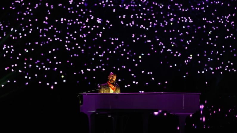 Timberlake plays the piano.