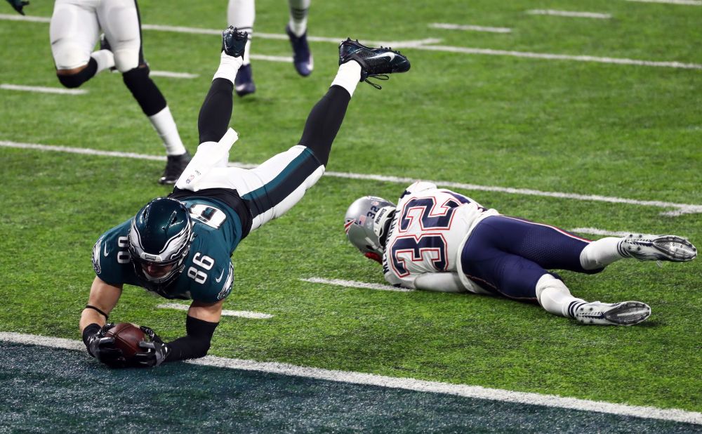 Philadelphia tight end Zach Ertz dives for the goal line, scoring a fourth-quarter touchdown to give the Eagles a 38-33 lead.