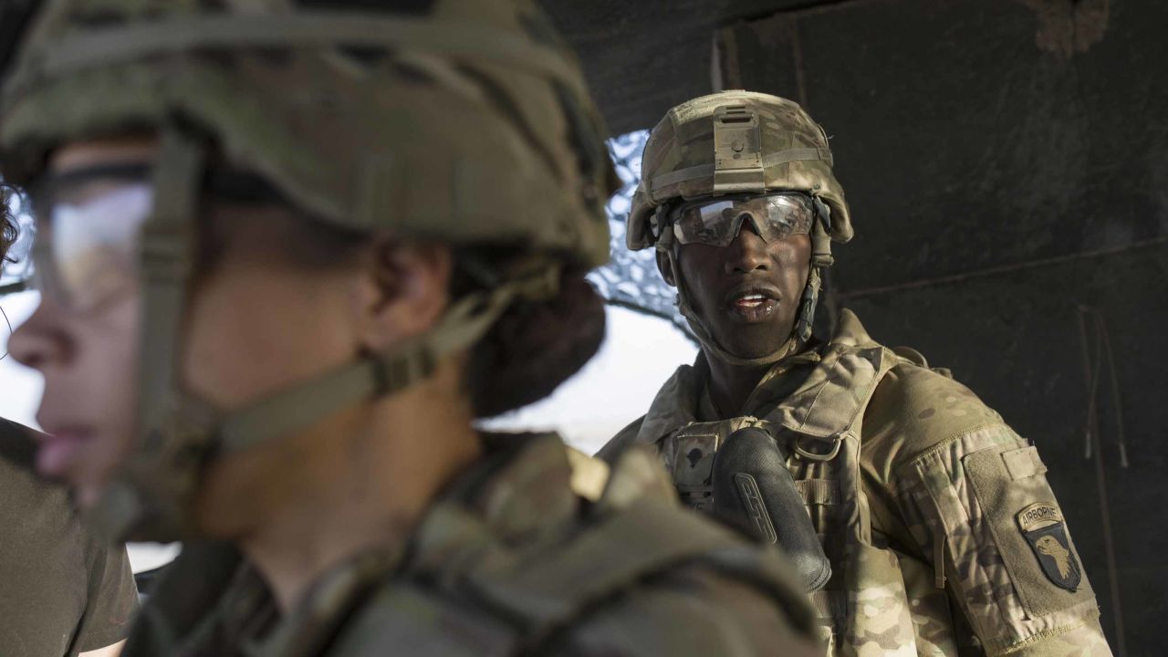 A photo taken on October 20, 2016 shows US soldiers at the Qayyarah military base during the ongoing operation to recapture the last major Iraqi city under the control of the Islamic State (IS) group jihadists.
Just months after its recapture from the Islamic State group, the sprawling Qayyarah base in north Iraq has become a hub for operations to retake Mosul from the jihadists. / AFP / YASIN AKGUL        (Photo credit should read YASIN AKGUL/AFP/Getty Images)