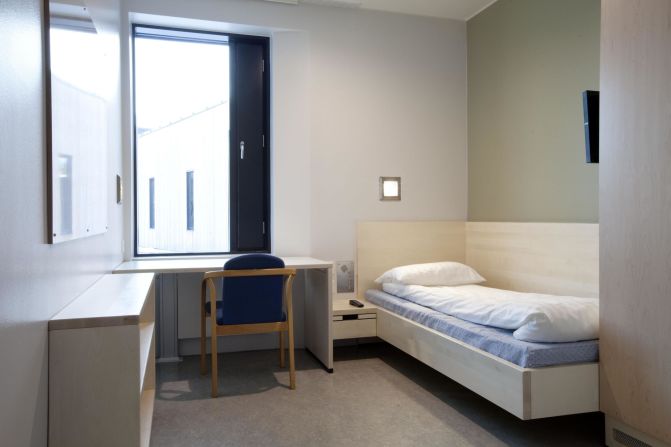 The cells in Halden prison are equipped with private en-suite bathrooms, flatscreen TVs, mini-fridges and large windows without bars that let the sunlight stream in. Ten to 12 inmates share a communal kitchen and living room. 