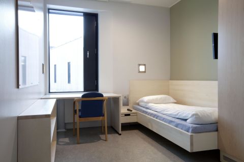 The cells in Halden prison are equipped with private en-suite bathrooms, flatscreen TVs, mini-fridges and large windows without bars that let the sunlight stream in. Ten to 12 inmates share a communal kitchen and living room. 