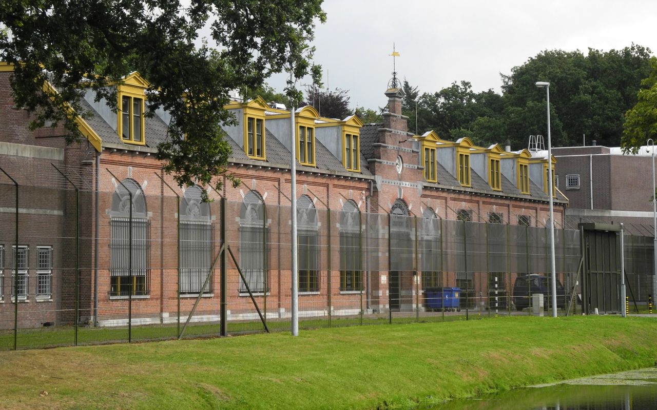 Although it is situated in the Netherlands, Norgerhaven Prison is rented to the Norwegian government and houses Norwegian prisoners. The prison building forms a quadrangle around "The Park," an open space with mature trees, picnic tables, benches and tennis courts. The pleasant environment encourages the prisoners to hang out in small groups, chatting and relaxing, while the natural landscape promotes wellbeing. 