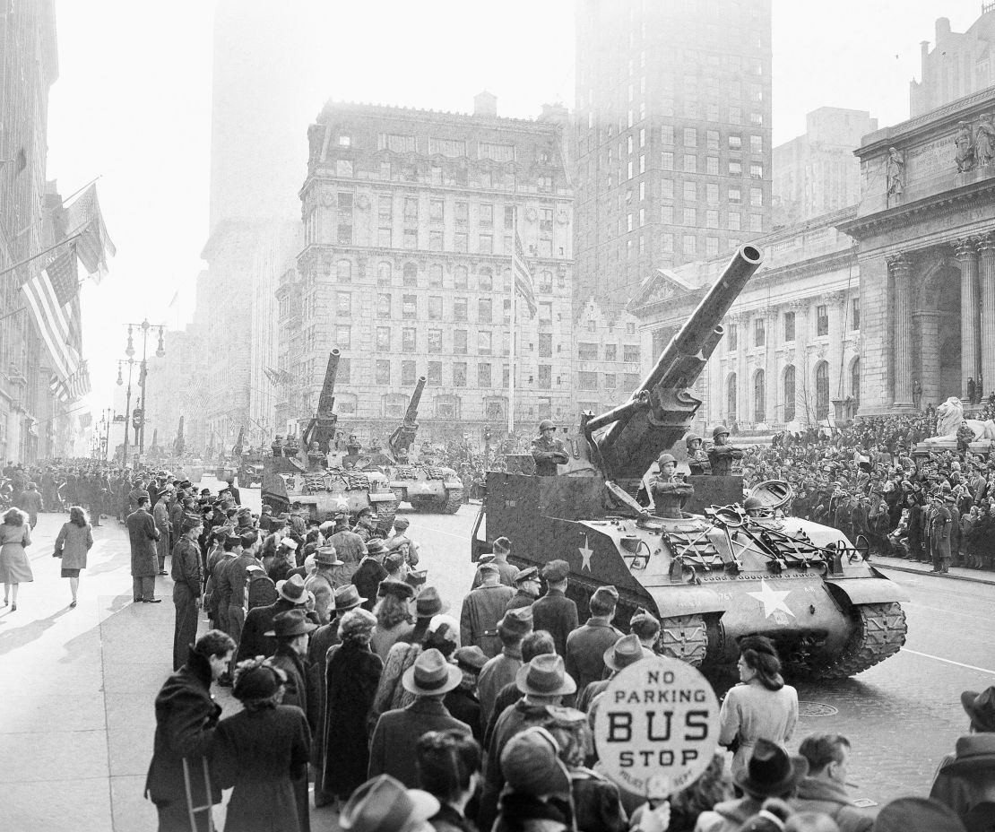 Some of the largest self-propelled howitzers in the Army's inventory rolled down the streets of New York on January 12, 1946. 