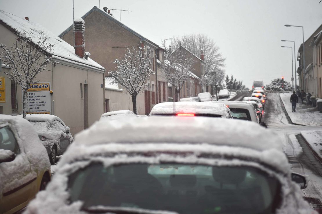 Snow snarls traffic across the French capital.