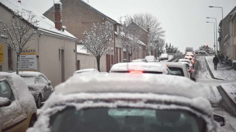 Snow snarls traffic across the French capital.