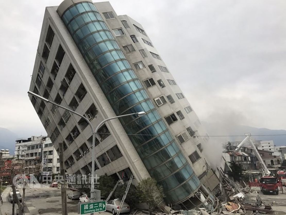 The Yun Men Tsui Ti building in Hualien leans over Wednesday after the earthquake. 