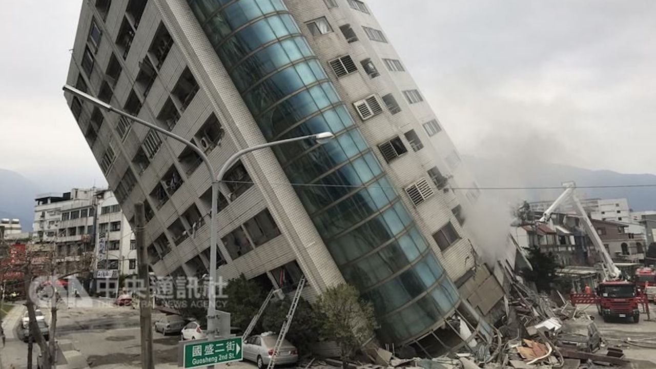 The Yun Men Tsui Ti building in Hualien leans over Wednesday after the earthquake.