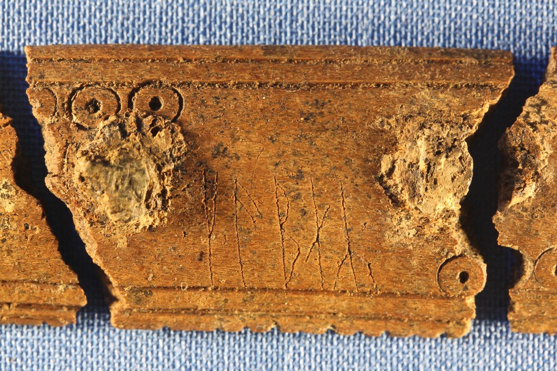 The comb's runic inscription