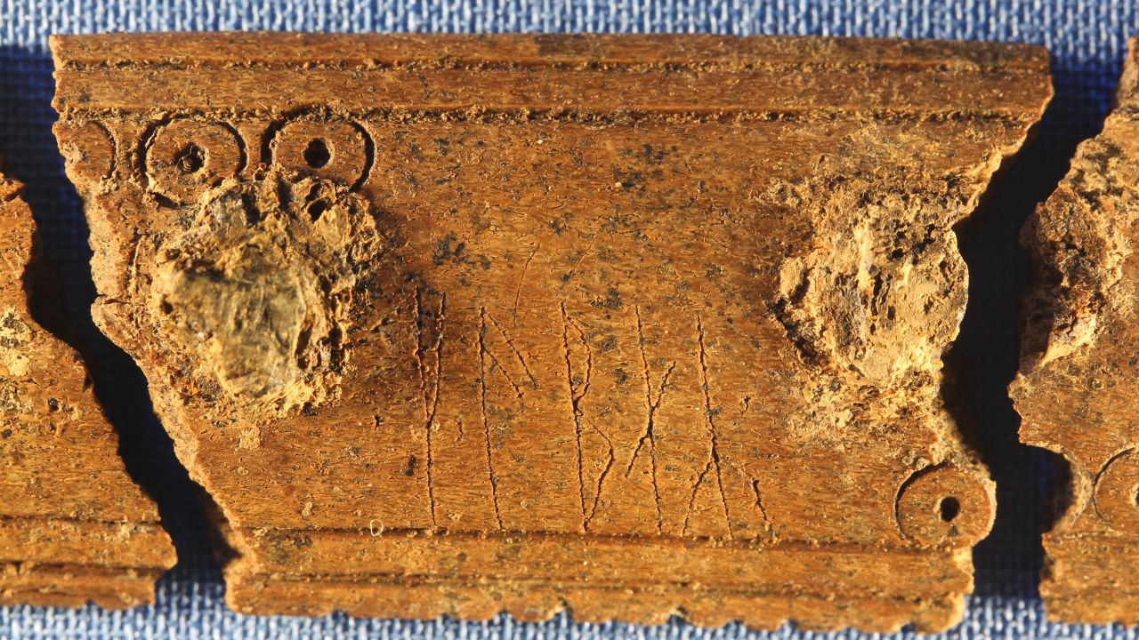 The comb's runic inscription