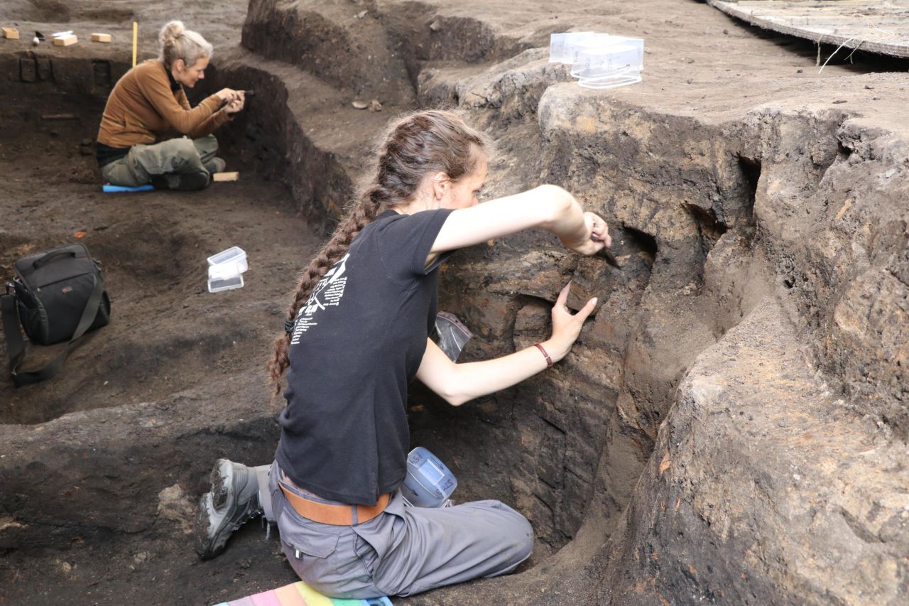 Two field assistants sample the soil for geological analysis, which helps to understand the detailed history of how the layers have formed. Ribe has many very rich archaeological layers where some bone and wood has been preserved. 