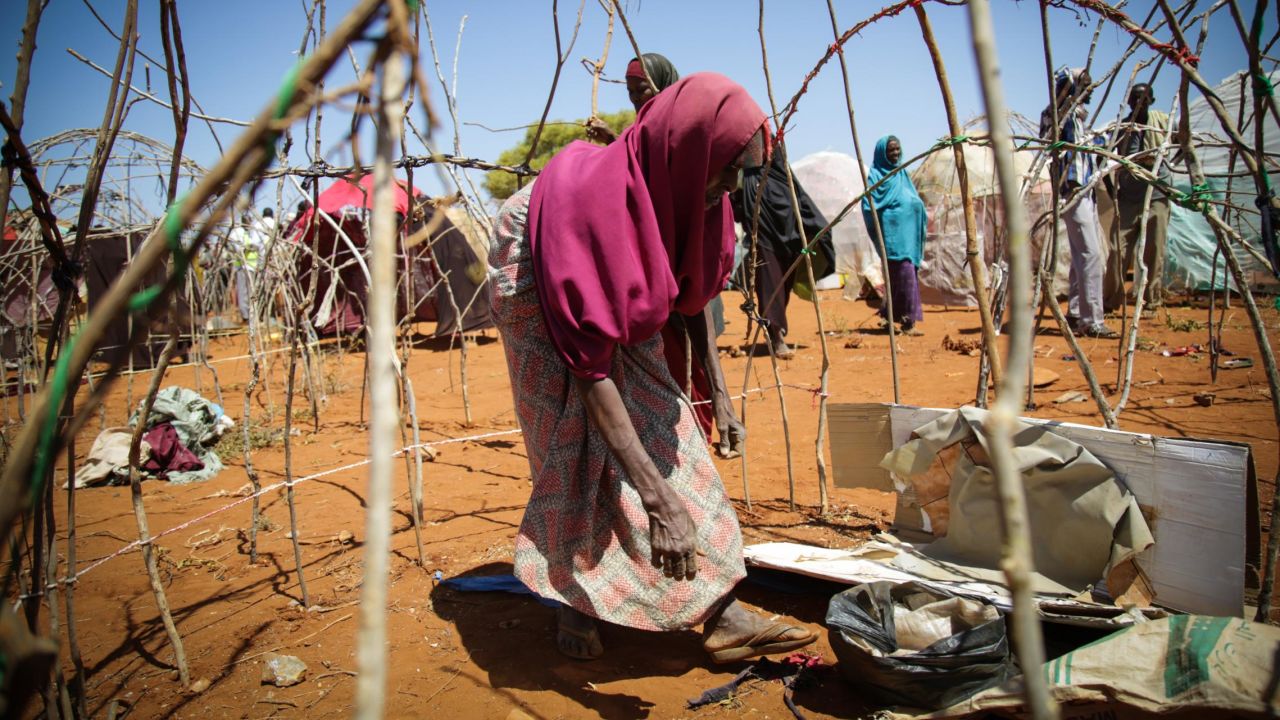 Newly arrived IDPs build shelters in Baidoa. The UN estimates there are now 2.1 million IDPs in Somalia, two-thirds of whom are children. 
