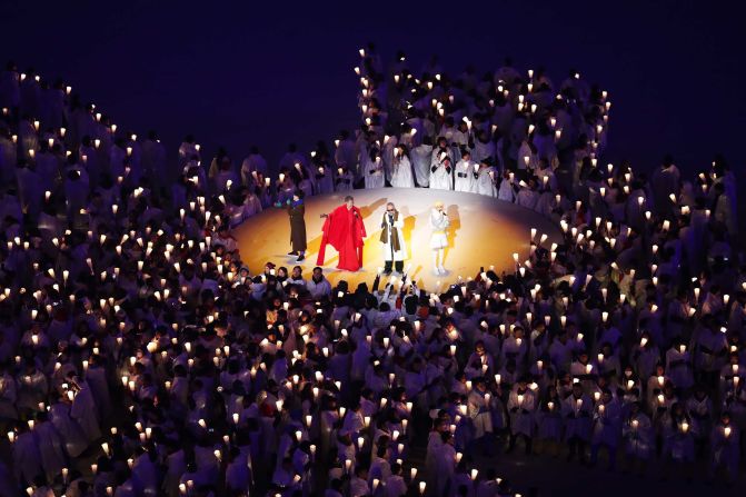 A Korean quartet led by Jeon In-kwon sings John Lennon's classic "Imagine" before an inflatable dove is released into the air.