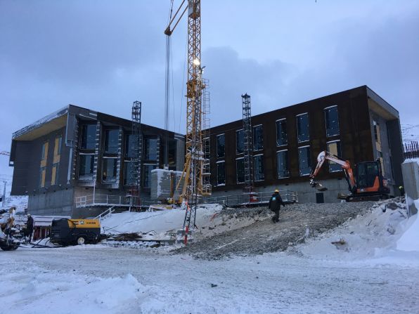 The prison is made of concrete clad with panels of weathered steel. The panels are arranged in an overlapping pattern to minimize gaps and keep out the snow. Trapped snow would alternately expand and contract as fluctuating temperatures cause it to melt and freeze, and this could weaken the facade structure. 