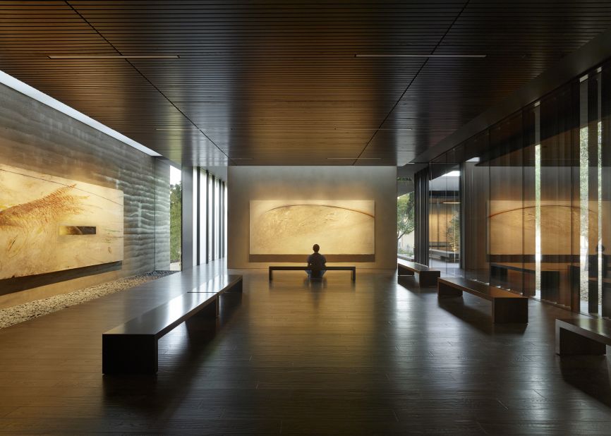 With a private garden surrounded by tall bamboo, the building is constructed by thick-rammed earth walls and dark wood surfaces. The thick rammed earth wall were made of soil excavated from the site.
