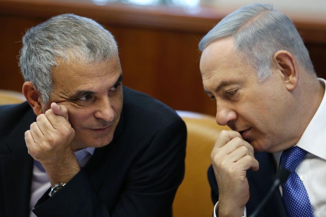 Netanyahu (R) talks to Moshe Kahlon during a weekly cabinet meeting in Jerusalem in January.