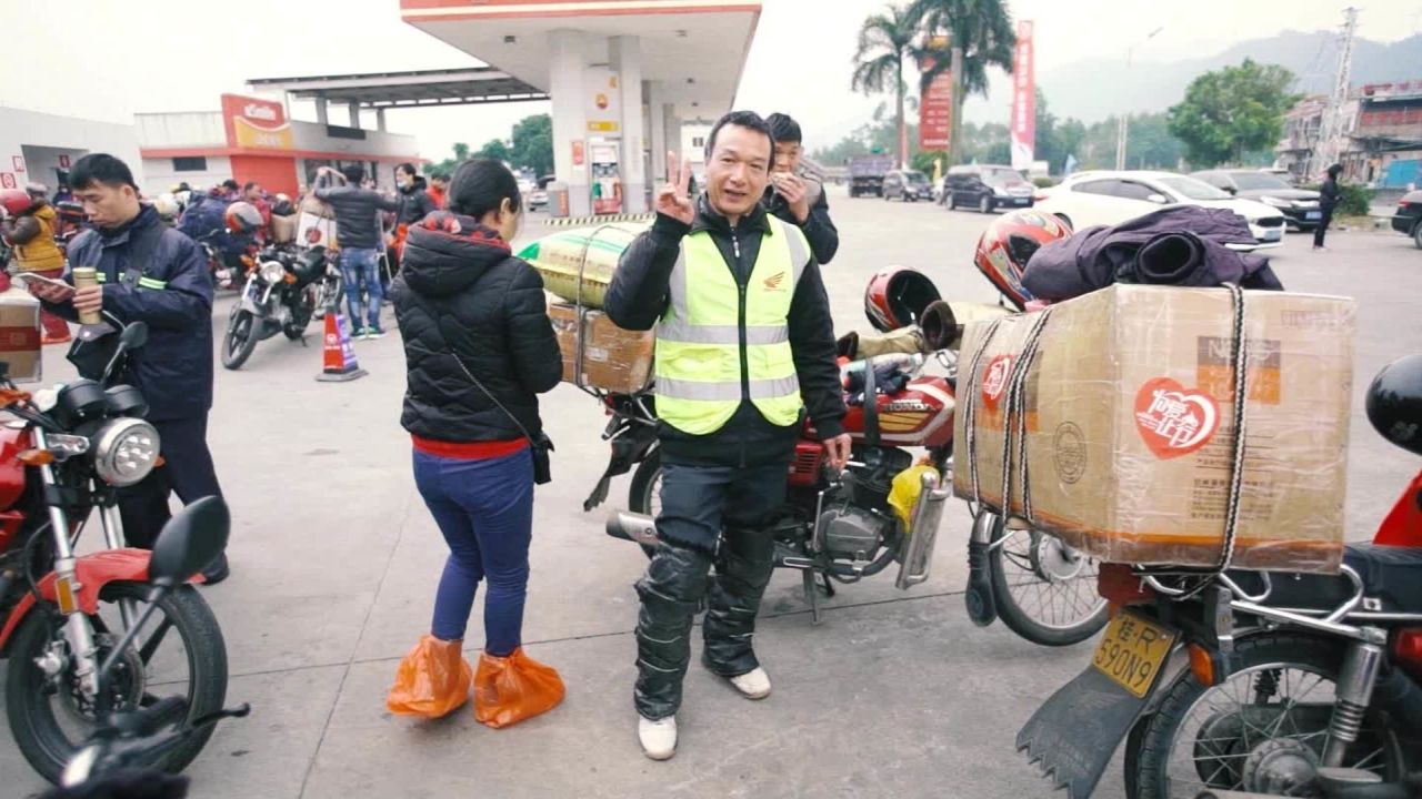 china migrant workers journey home rivers pkg_00013010.jpg