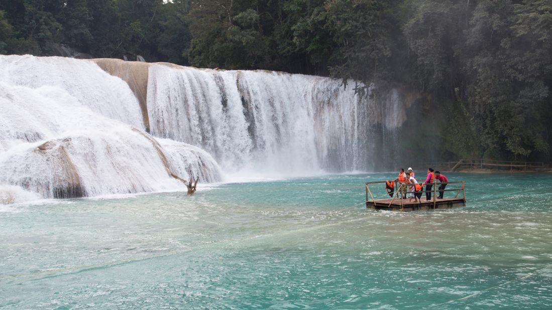 Adventurous types can also take tours along the Shumulja (or Xumul Há) and Lacanja rivers that can include rafting down the Agua Azul falls. 