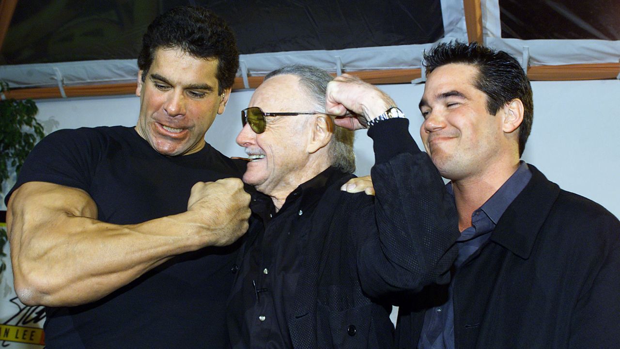 In 2000, Lee compares muscles with Lou Ferrigno, who once played the Incredible Hulk on television.