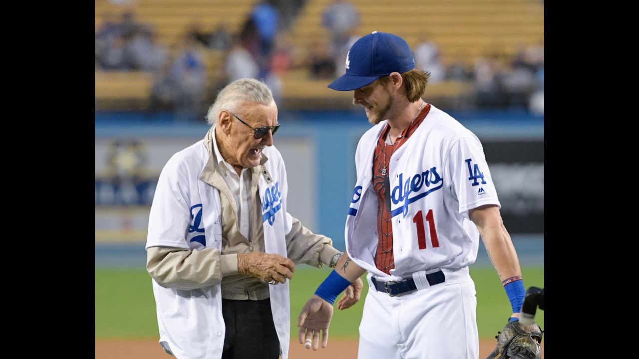 Lee poses with Los Angeles Dodgers pitcher Josh Reddick after throwing out the ceremonial first pitch at a game in 2016.