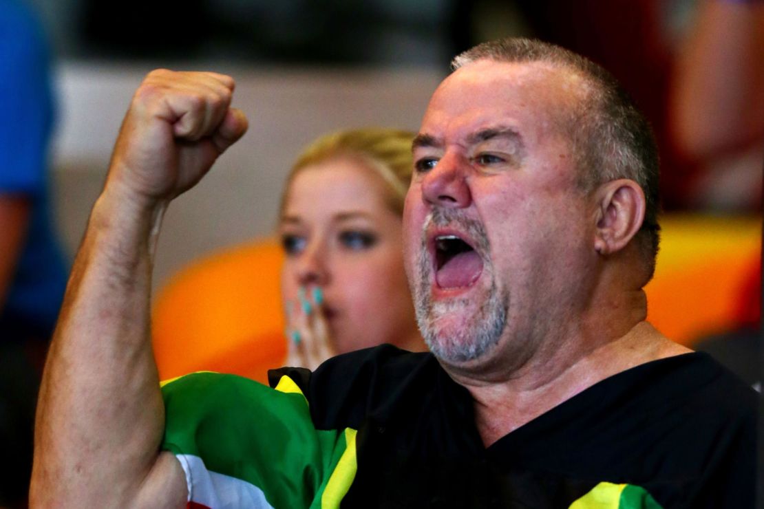 Le Clos' father cheers on his son during the 2014 Commonwealth Games