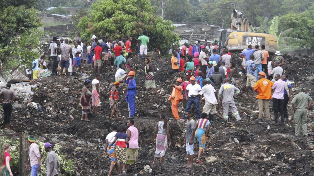 Rescuers search for survivors at the collapse of a garbage mound in Maputo.