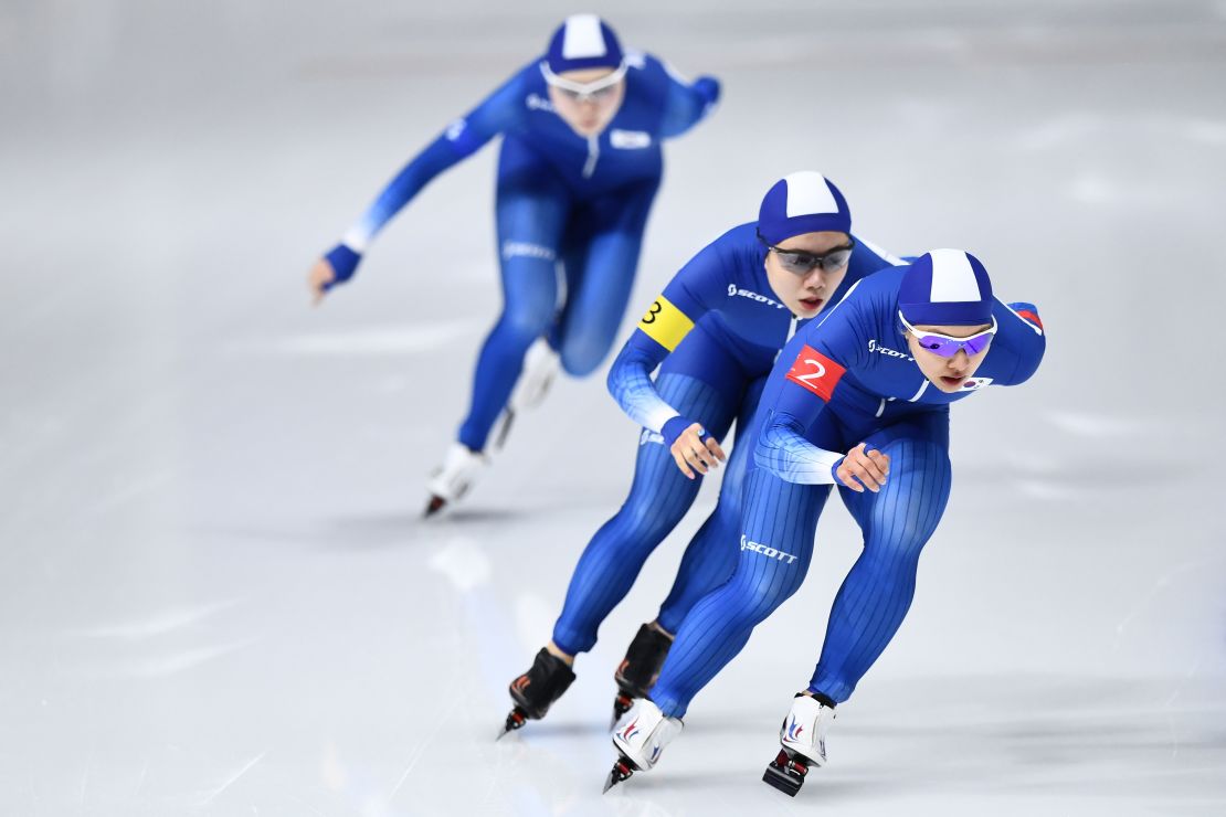 (Front to back) South Korea's Kim Bo-
reum,  Park Ji-woo and South Korea's Noh Seon-yeong compete in the women's team pursuit quarterfinal.
