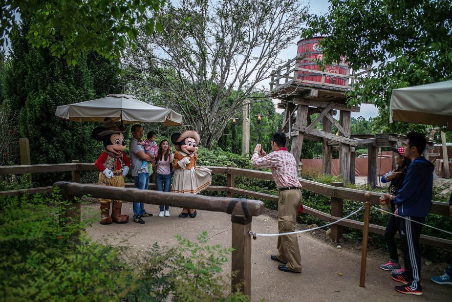 <strong>Character photo ops:</strong> The new HK Disney app offers up-to-date ride wait times and show schedules as well as a GPS-enabled map. You can also make restaurant reservations or locate character photo ops.