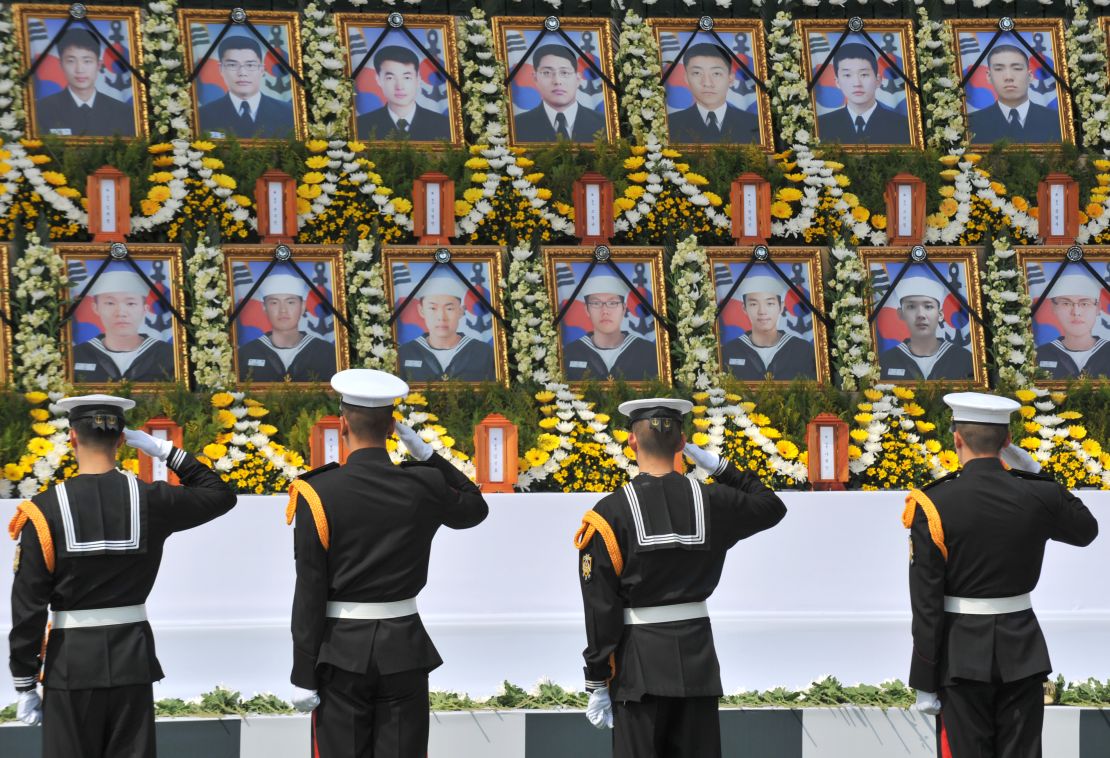 South Korean sailors salute images of their fallen comrades during a Cheonan memorial service in Seoul, April 25, 2010. 