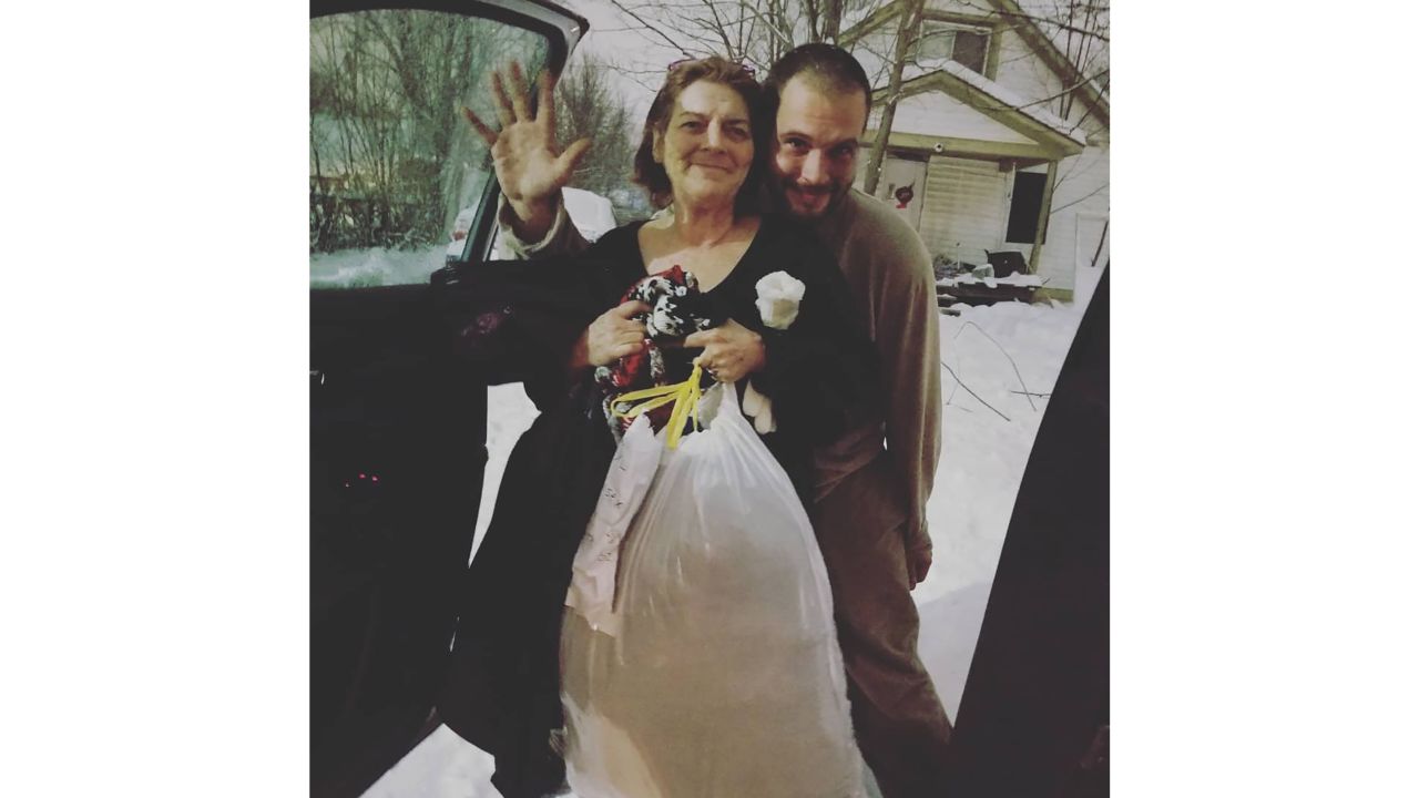 A family receives clothing donations delivered by Guido.