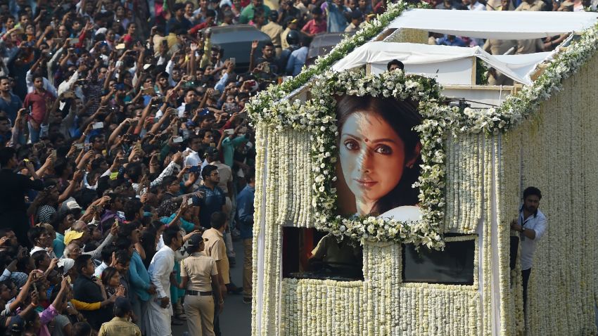 Indian fans watch as the funeral cortege of the late Bollywood actress Sridevi Kapoor passes through Mumbai on February 28, 2018.
Thousands of heartbroken fans lined the streets of Mumbai February 28 as India said farewell to Bollywood legend Sridevi Kapoor following her shock death from accidental drowning in a Dubai hotel bathtub aged just 54. / AFP PHOTO / PUNIT PARANJPE        (Photo credit should read PUNIT PARANJPE/AFP/Getty Images)