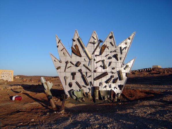 "The Wall of Shame" (2008) Federico Guzman. An artwork made from decommissioned weapons in Tifariti, Western Sahara. 
