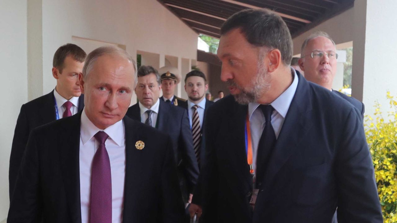 Russia's President Vladimir Putin, left, talks to Oleg Deripaska at the 2017 Asia-Pacific Economic Cooperation summit in Vietnam.