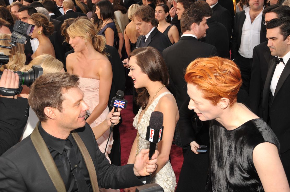 Ryan Seacrest interviews actress Tilda Swinton at the Academy Awards in 2008