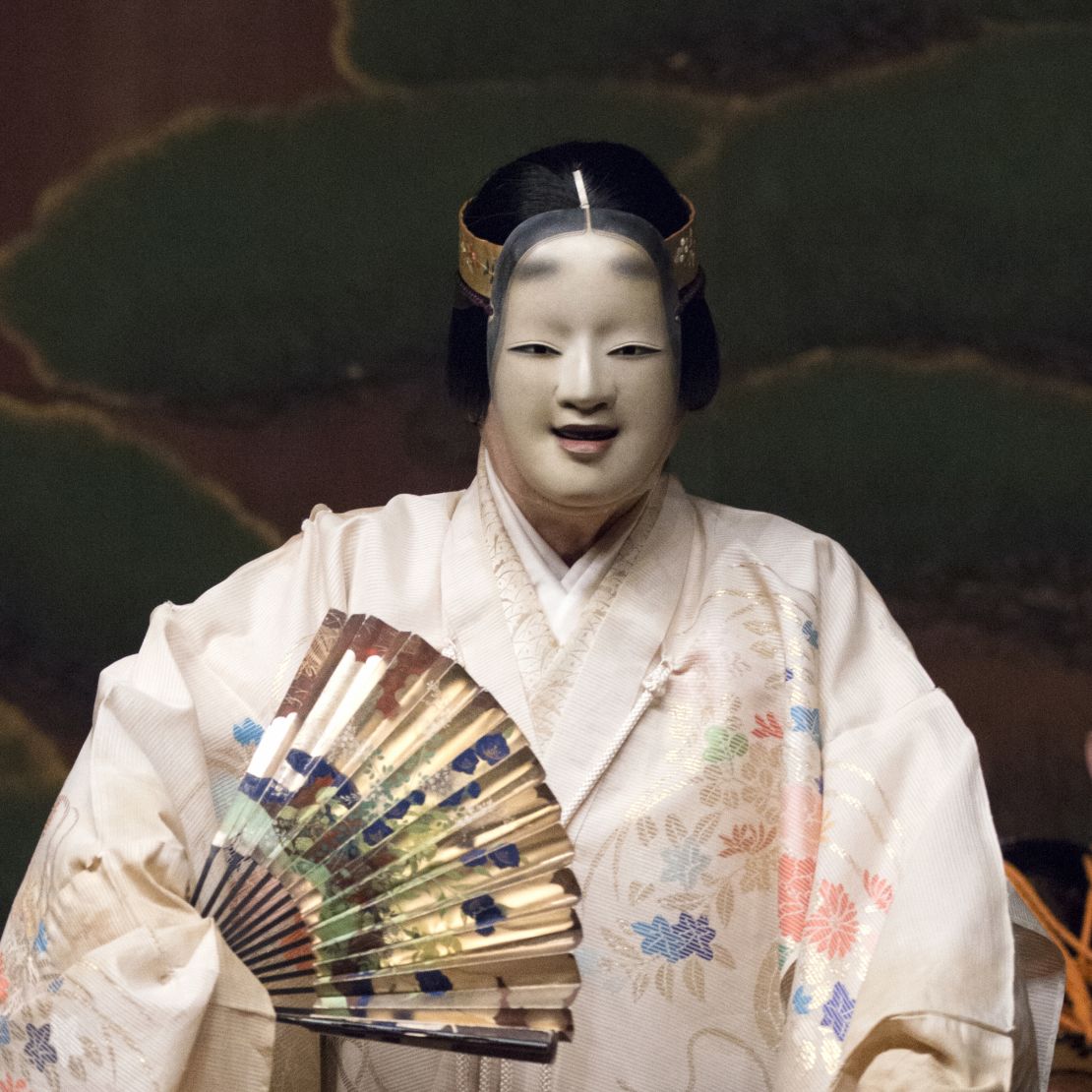 Photo shows Udaka Michishige in the play Nonomiya. The Magojiro mask he is wearing is carved by Michishige himself.