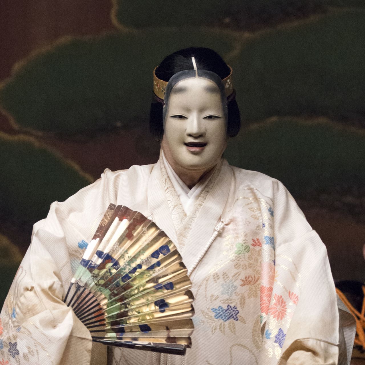 Photo shows Udaka Michishige in the play Nonomiya. The Magojiro mask he is wearing is carved by Michishige himself. 