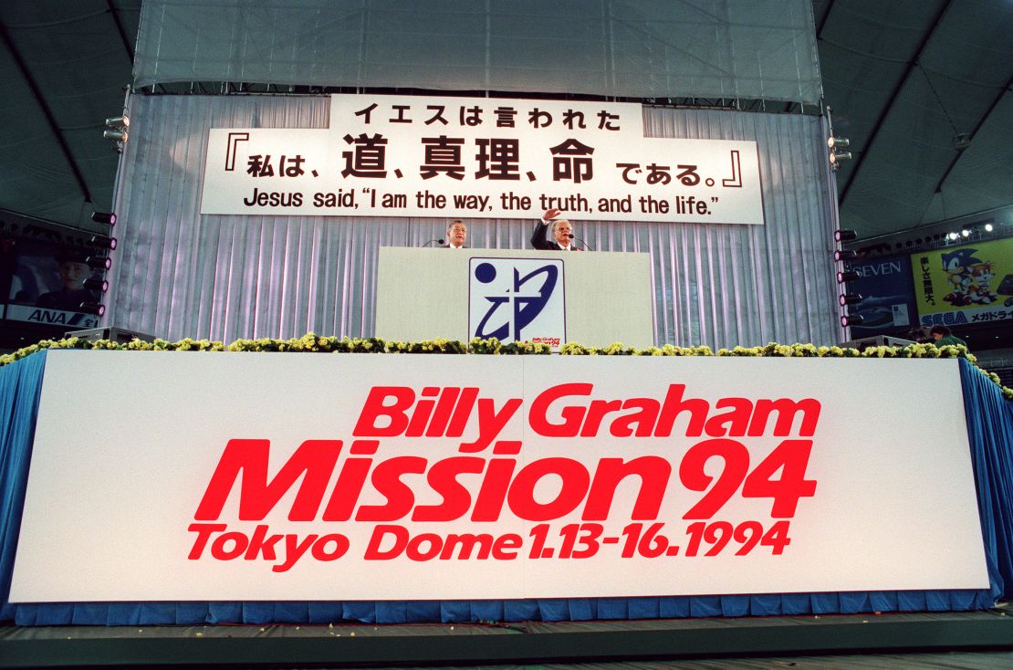 Billy Graham preaches 13 January 1994 on a podium at the Tokyo Dome Stadium.