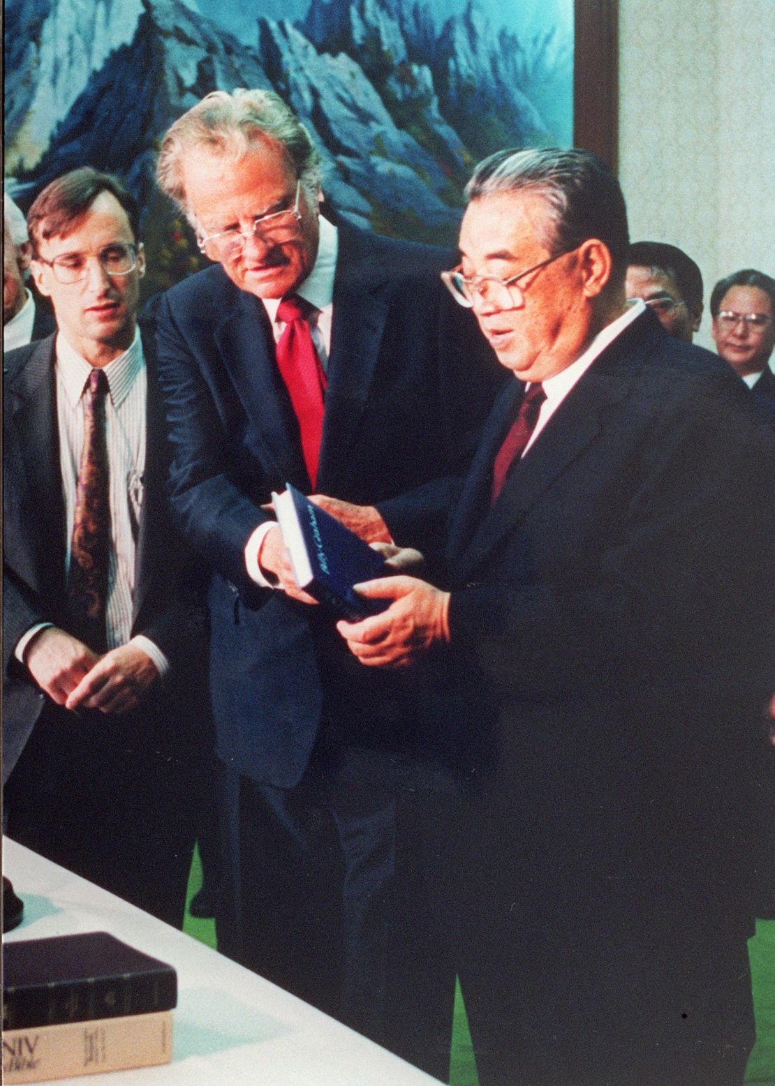  Billy Graham, center, the American evangelist, presents his book "Peace with God" to North Korean President Kim il-Sung (R) 02 April 1992 in Pyongyang. 