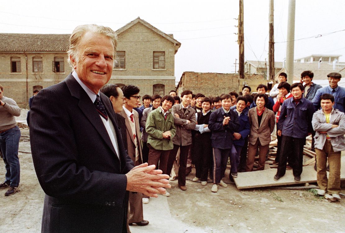 Billy Graham, the American evangelist, addresses Chinese faithful 20 April 1988 in front of his wife Ruth birthplace in Huaiyin, Jiangsu province, China. 