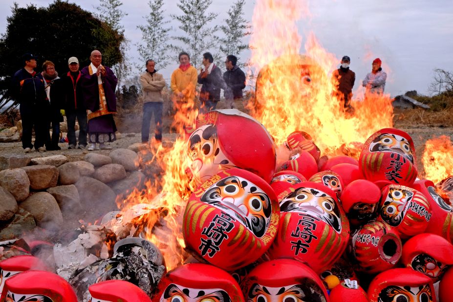 At the beginning of each new year, Daruma dolls that have fulfilled their owners' wishes are burned in a special ceremony. 