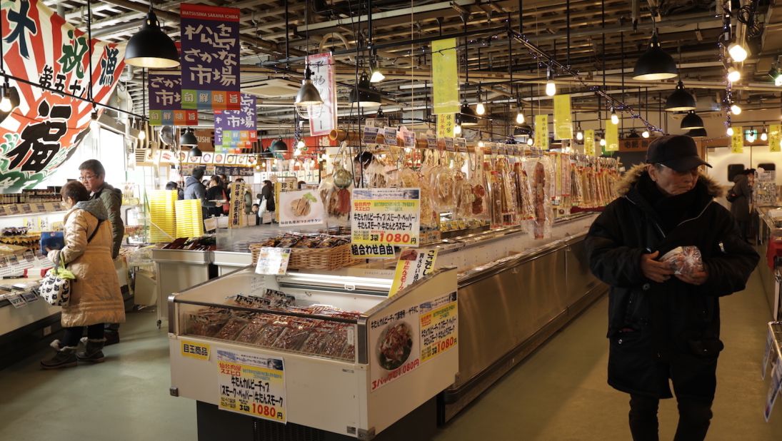 <strong>Matsushima Bay Fish Market:</strong> Inside Matushima's small but substantial fish market, visitors will find a variety of food vendors in addition to packaged seafood items for those looking to take home souvenirs.    