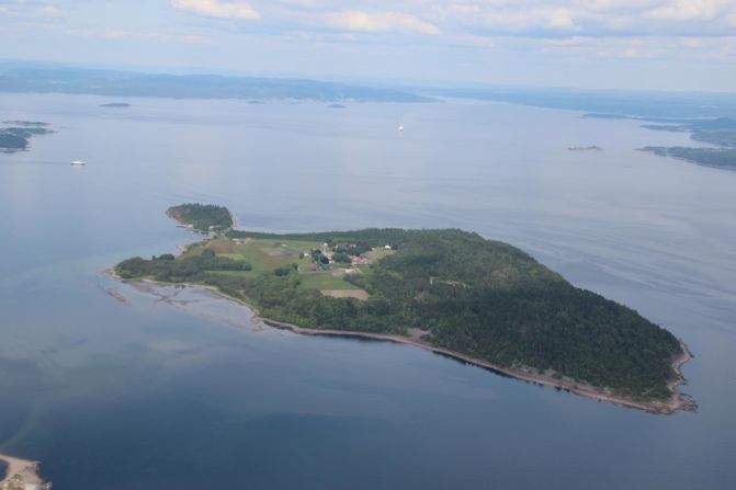 Bast?y Prison is a minimum security facility on an island south of Oslo. Its 115 inmates live in brightly-painted cottages, grow fruit and vegetables on the prison's farm, and ride horses, fish and play tennis in their leisure time. 