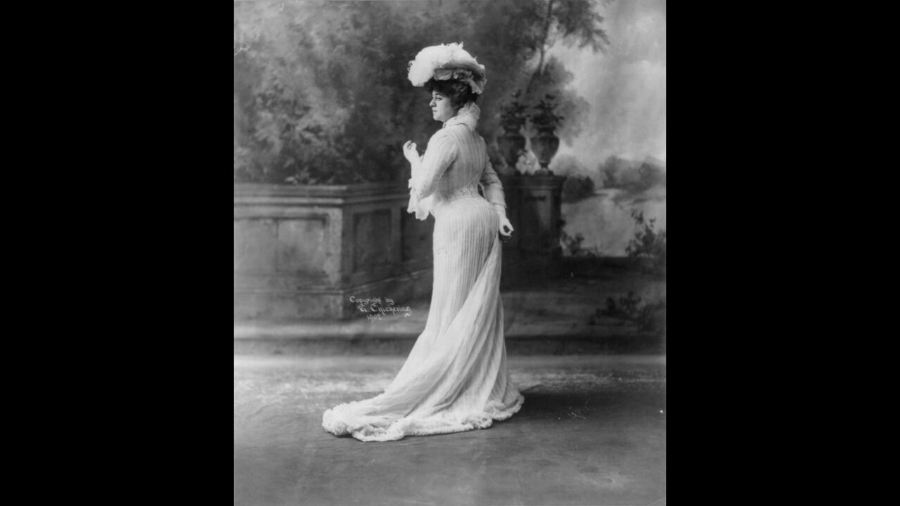A photo of Bianca Lyons, circa 1902. The actress' curves are emphasized by her corset.