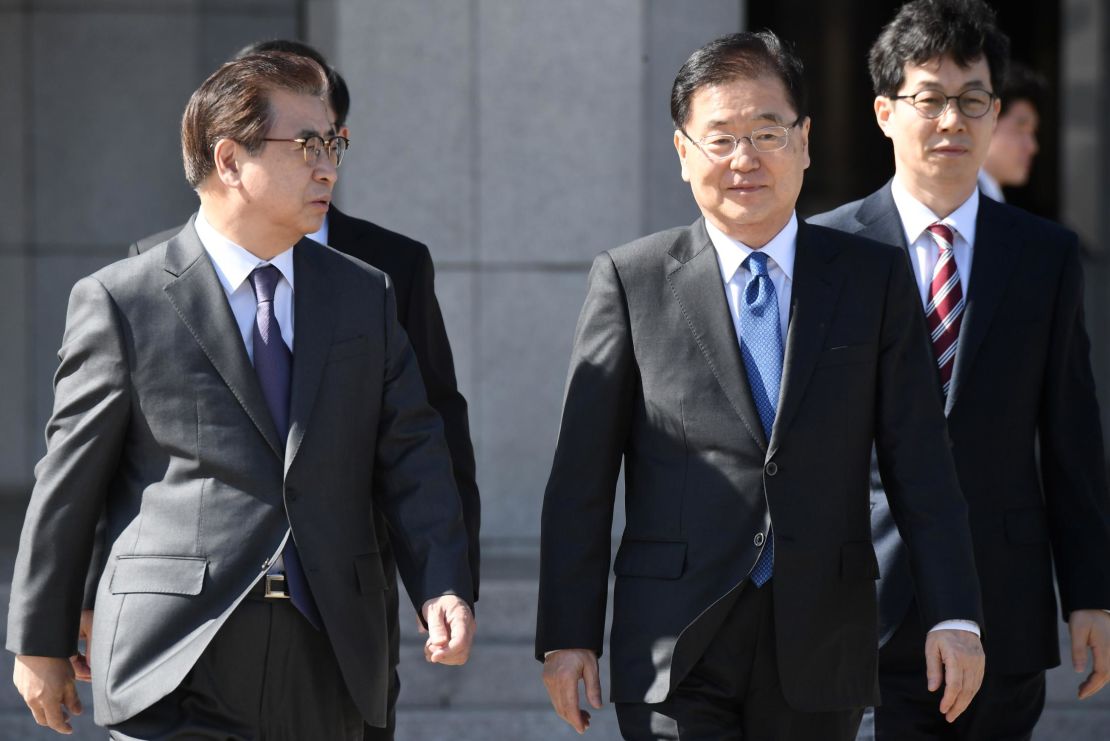 Chung Eui-yong (second from the right), head of the presidential National Security Office, and Suh Hoon (left), the chief of the South's National Intelligence Service, talk before leaving for Pyongyang Monday.
