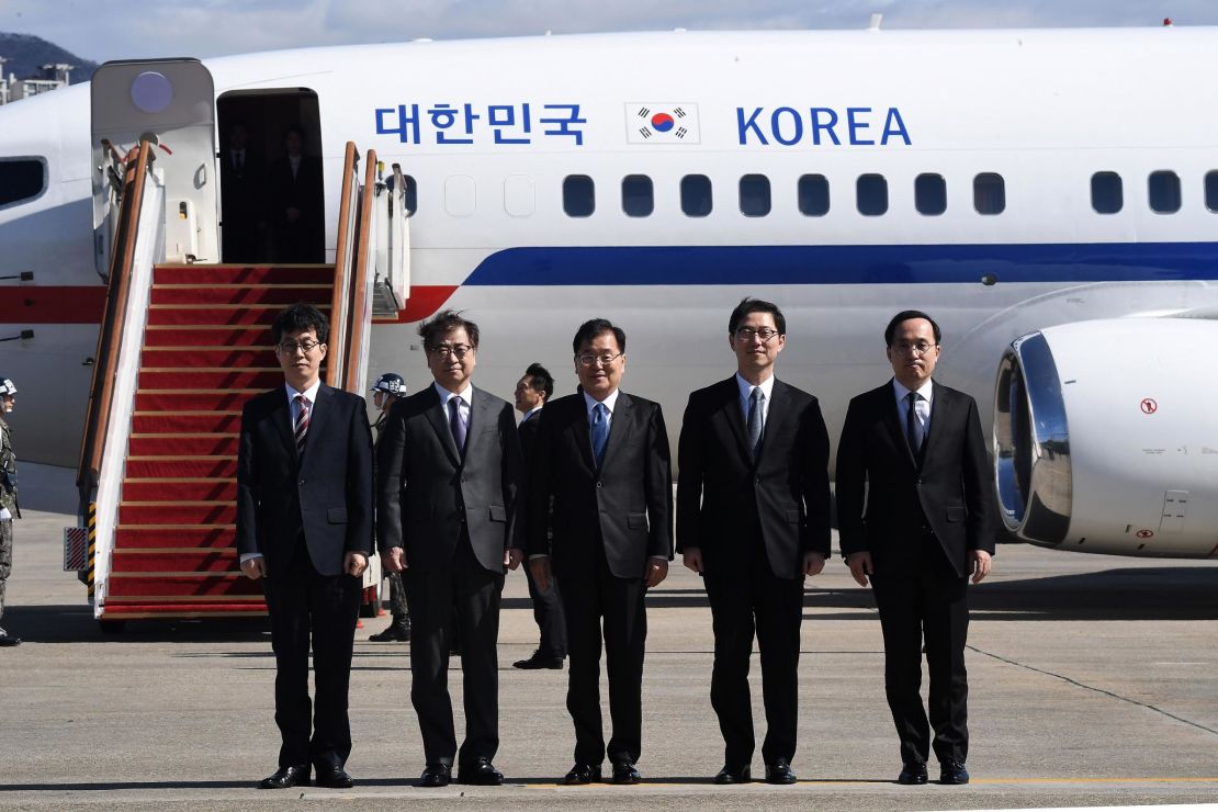 Chung Eui-yong (center), head of the presidential National Security Office, Suh Hoon (second left), the chief of the South's National Intelligence Service, and others pose before boarding an aircraft as they leave for Pyongyang at a military airport on Monday.