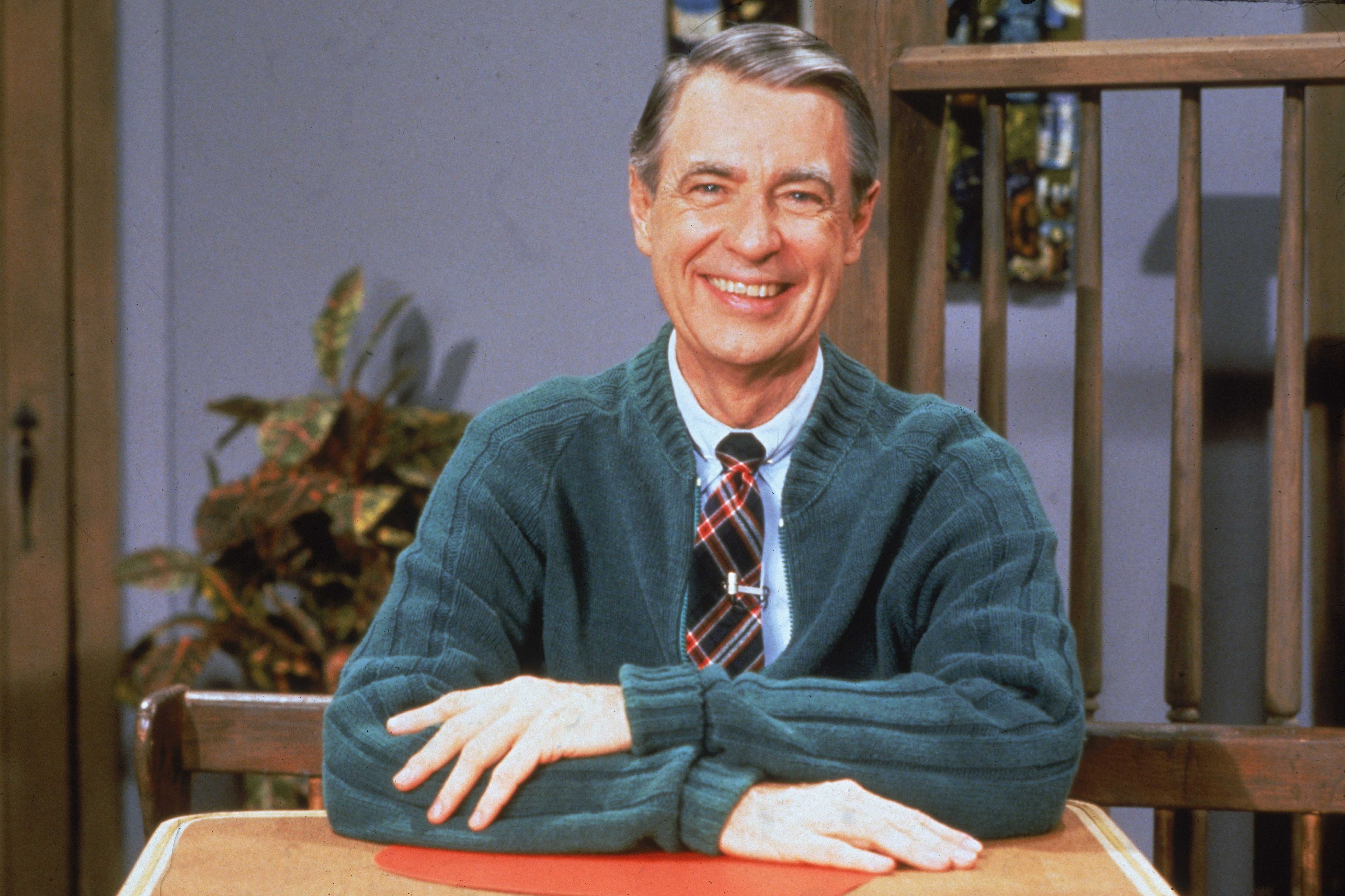 Allergi Ryg, ryg, ryg del vores Remember when Mister Rogers changed into his cardigan? | CNN