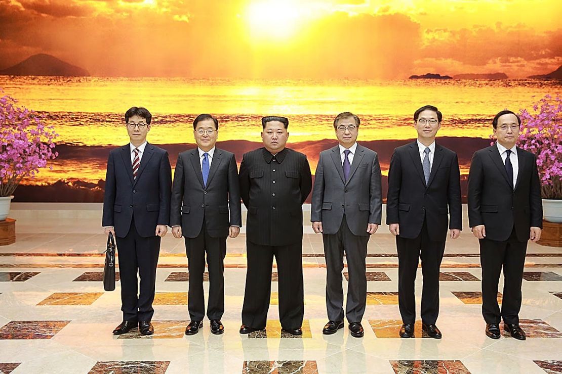 Chung Eui-yong (second left), head of the presidential National Security Office pose with North Korean leader Kim Jong Un on Monday in Pyongyang, North Korea.