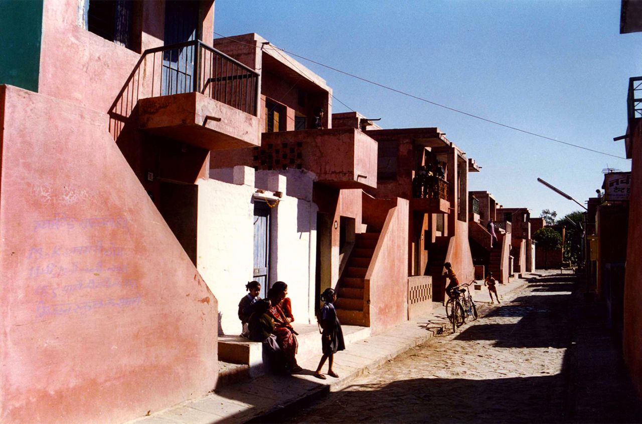Typical of Doshi's pioneering housing complexes, the Aranya Low Cost Housing Project features an intricate network of interconnected passages, courtyards and public spaces.