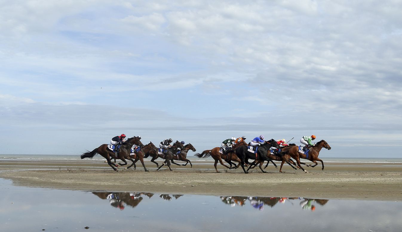 Laytown Races is the only official beach race in Europe. Situated on the Irish coast, the 150-year-old tradition attracts more than 5000 regular visitors every year. Horses race along the sands on a makeshift course. 