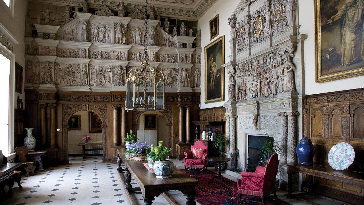 Burton Agnes Hall features a Great Hall with Elizabethan carving, plasterwork and paneling. The long oak table is made from three 18-feet long pieces; it was, and on occasion still is, used for dining.  