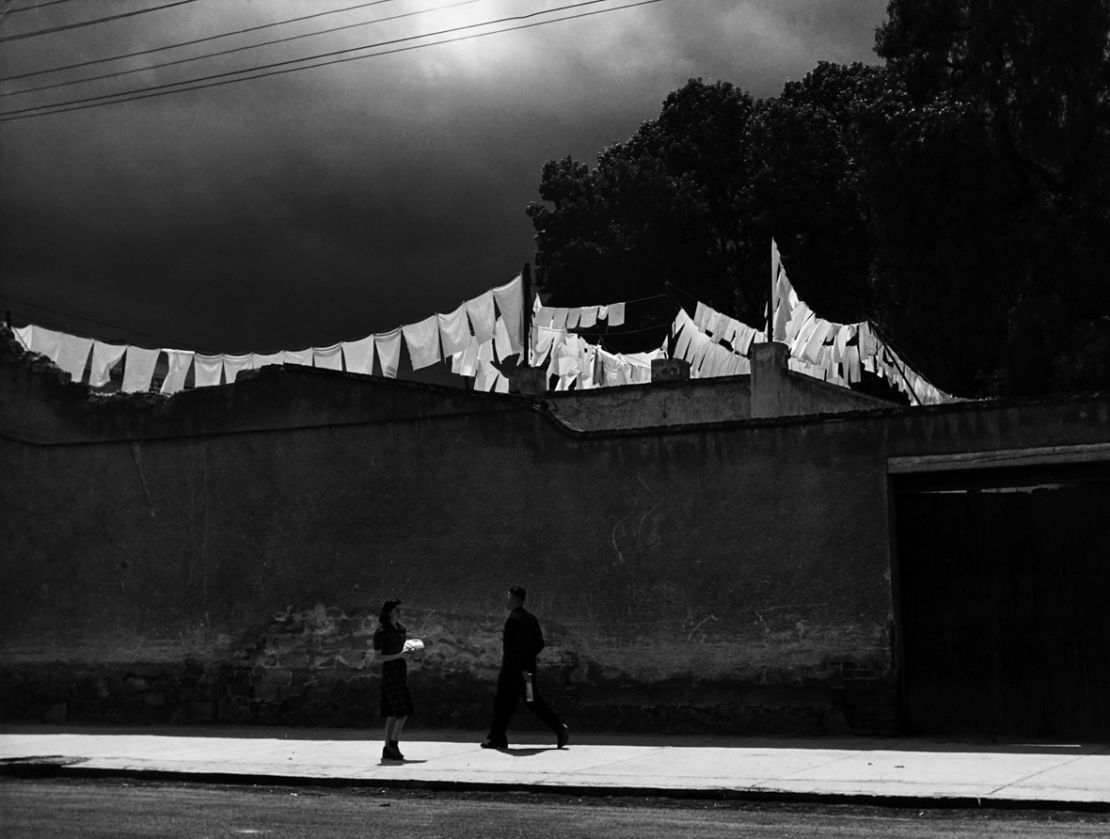 "Que Chiquita es el Mundo, Mexico" (1942) by Mexican photographer Manuel Alvarez Bravo 